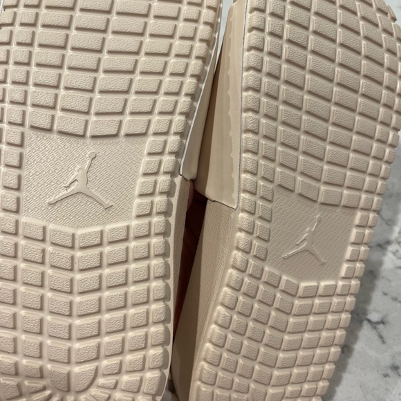 Jordan Nola slides - Picture 5 of 7